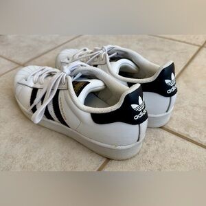 Adidas Superstar White with Black Stripes Sneaker, Unisex, Men’s 6 / Women’s 7.5